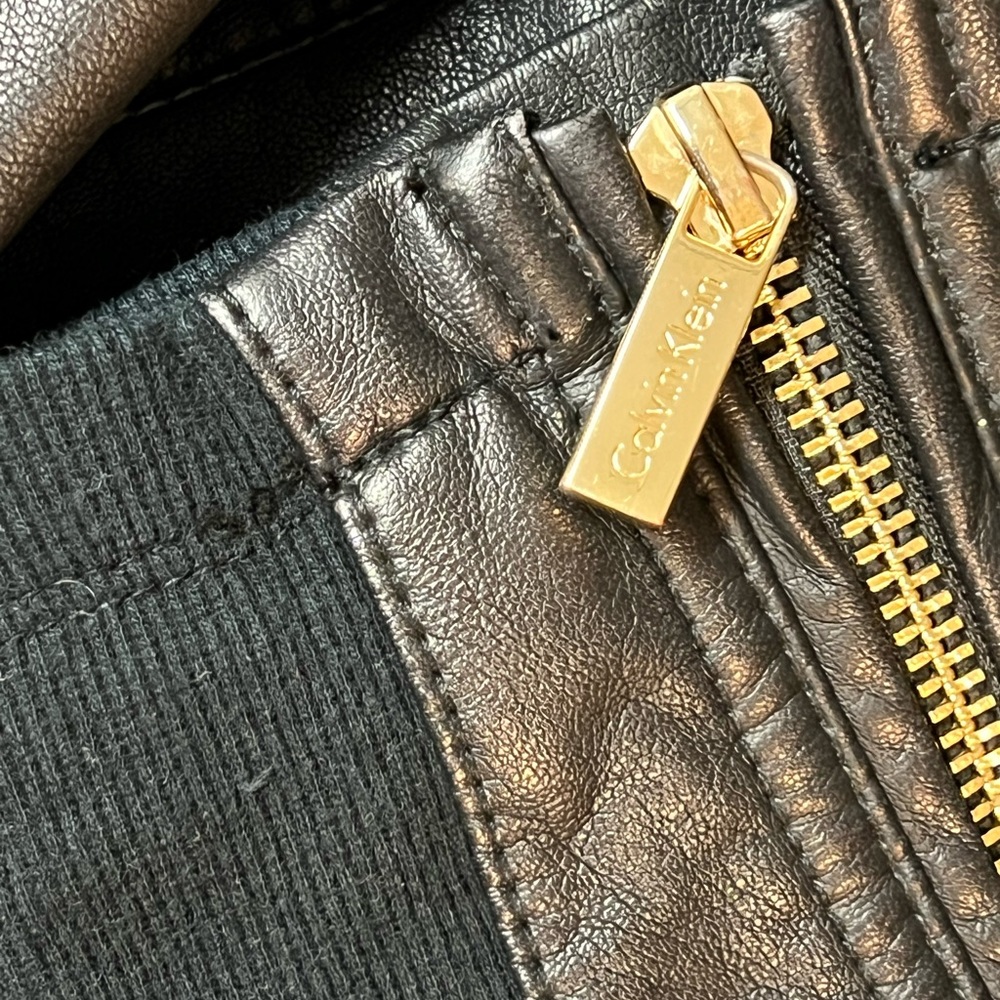 Calvin Klein Black leather Moto Jacket w Gold Zipper/Cuffs/ Pockets & Closure M - Picture 5 of 9